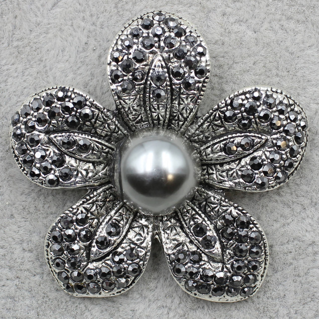 Брошь металлическая серебристая Цветок с черными переливающимися стразами и жемчугом размер 5 х 5 см
Брошь металлическая серебристая Цветок с черными переливающимися стразами и жемчугом размер 5 х 5 см