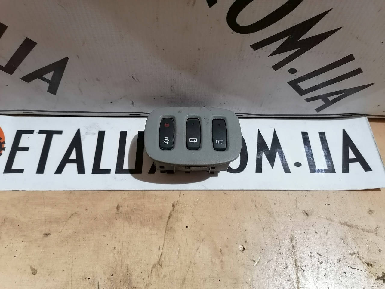 Кнопка обогрева заднего стекла 8200104933 на Opel Vivaro, Renault Trafic, Nissan Primastar, Рено Трафик,
Кнопка обогрева заднего стекла 8200104933 на Opel Vivaro, Renault Trafic, Nissan Primastar, Рено Трафик,