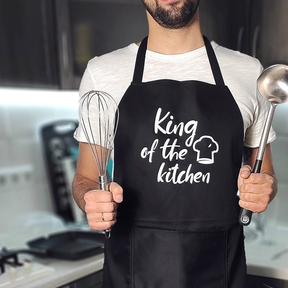 Фартук с надписью "King of the kitchen" (Король кухни) | кухонный фартук с оригинальным принтом для мужчины, Черный
Фартук с надписью "King of the kitchen" (Король кухни) | кухонный фартук с оригинальным принтом для мужчины, Черный