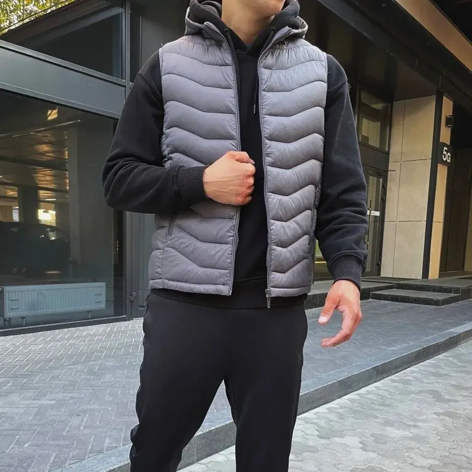 Мужская жилетка безрукавка весна 2022 серая темно синяя с капюшоном
Мужская жилетка безрукавка весна 2022 серая темно синяя с капюшоном