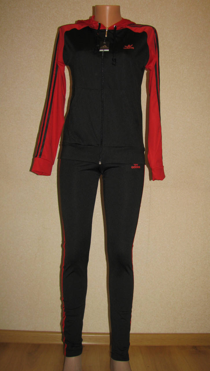 Женский спортивный костюм.
Женский спортивный костюм.