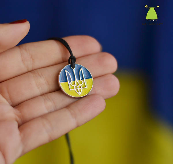 Кулони "Герб України. Слава нації. Тризуб". Колір срібло Кольори прапор України". На шнурку
Кулони "Герб України. Слава нації. Тризуб". Колір срібло Кольори прапор України". На шнурку