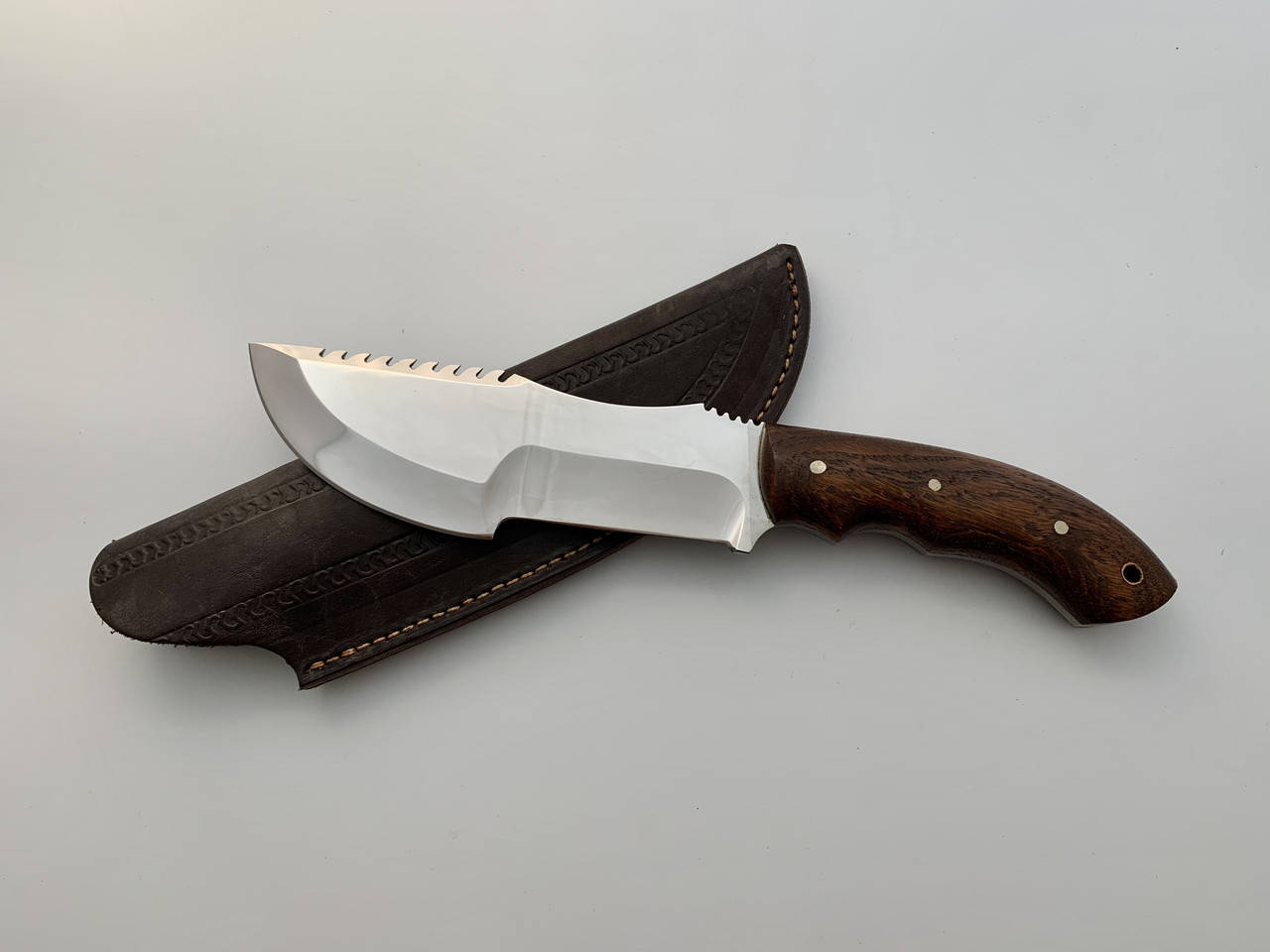 Нож-тесак ручной работы для охоты и рыбалки туристический с кожаными ножнами нескладной
Нож-тесак ручной работы для охоты и рыбалки туристический с кожаными ножнами нескладной