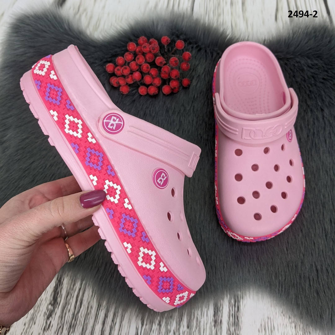 Сабо кроксы женские розовые с узором вышиванка Даго Стиль
Сабо кроксы женские розовые с узором вышиванка Даго Стиль