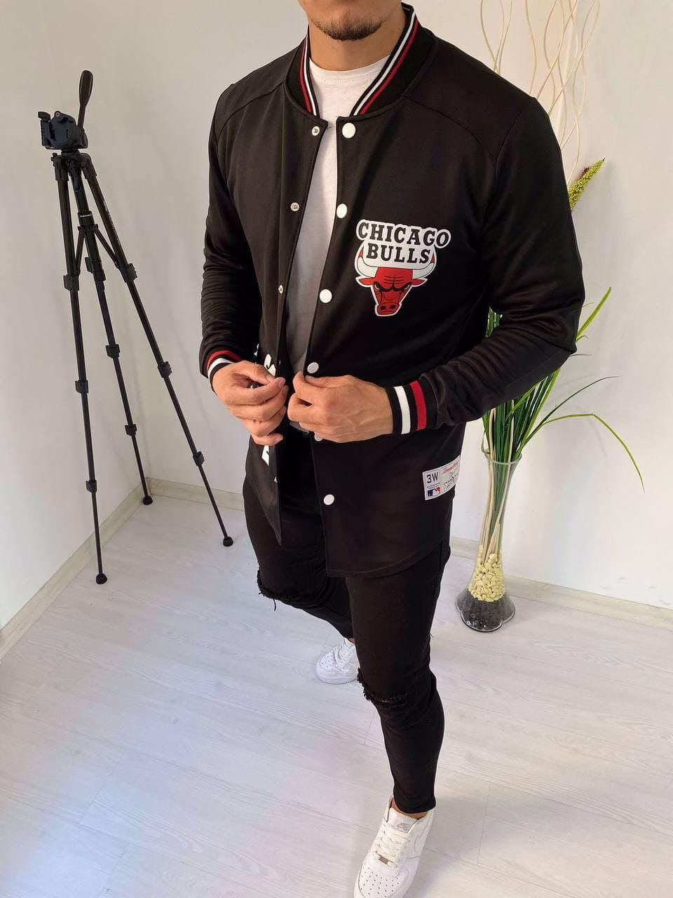 Мужской стильный хлопковый бомбер Chicago Bulls на кнопках на осень/весну чёрный. Мужская чёрная куртка L
Мужской стильный хлопковый бомбер Chicago Bulls на кнопках на осень/весну чёрный. Мужская чёрная куртка L