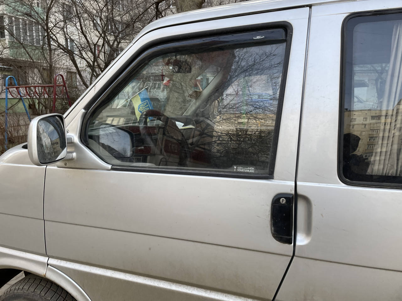 Дефлекторы окон (ветровики) VW T4/Transporter/Carawelle 2D 1990-2003 2шт (вставные) HIC
Дефлекторы окон (ветровики) VW T4/Transporter/Carawelle 2D 1990-2003 2шт (вставные) HIC