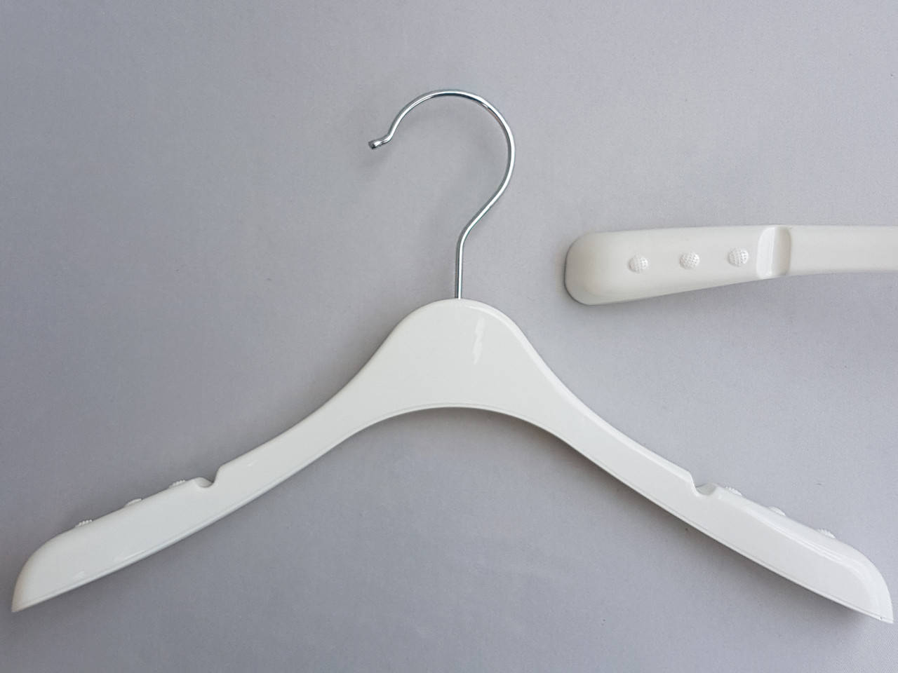 Длина 31,5 см. Плечики детские пластмассовые TZ8802 белые, Белый 
Длина 31,5 см. Плечики детские пластмассовые TZ8802 белые, Белый