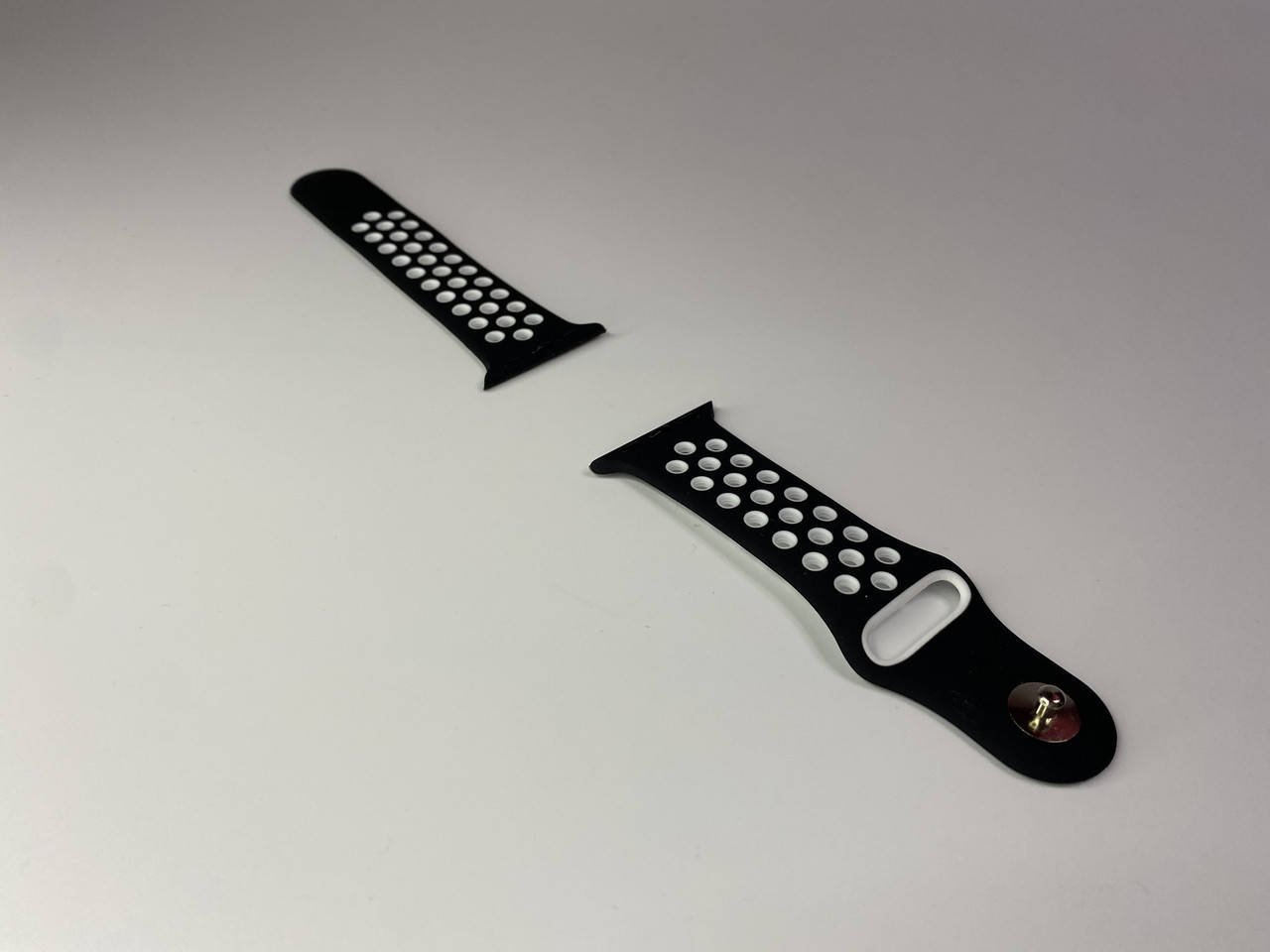 Ремешок для Apple Watch 38mm/40mm Series 1/2/3/4 в стиле Nike Sport Band браслет черный с белым 
Ремешок для Apple Watch 38mm/40mm Series 1/2/3/4 в стиле Nike Sport Band браслет черный с белым