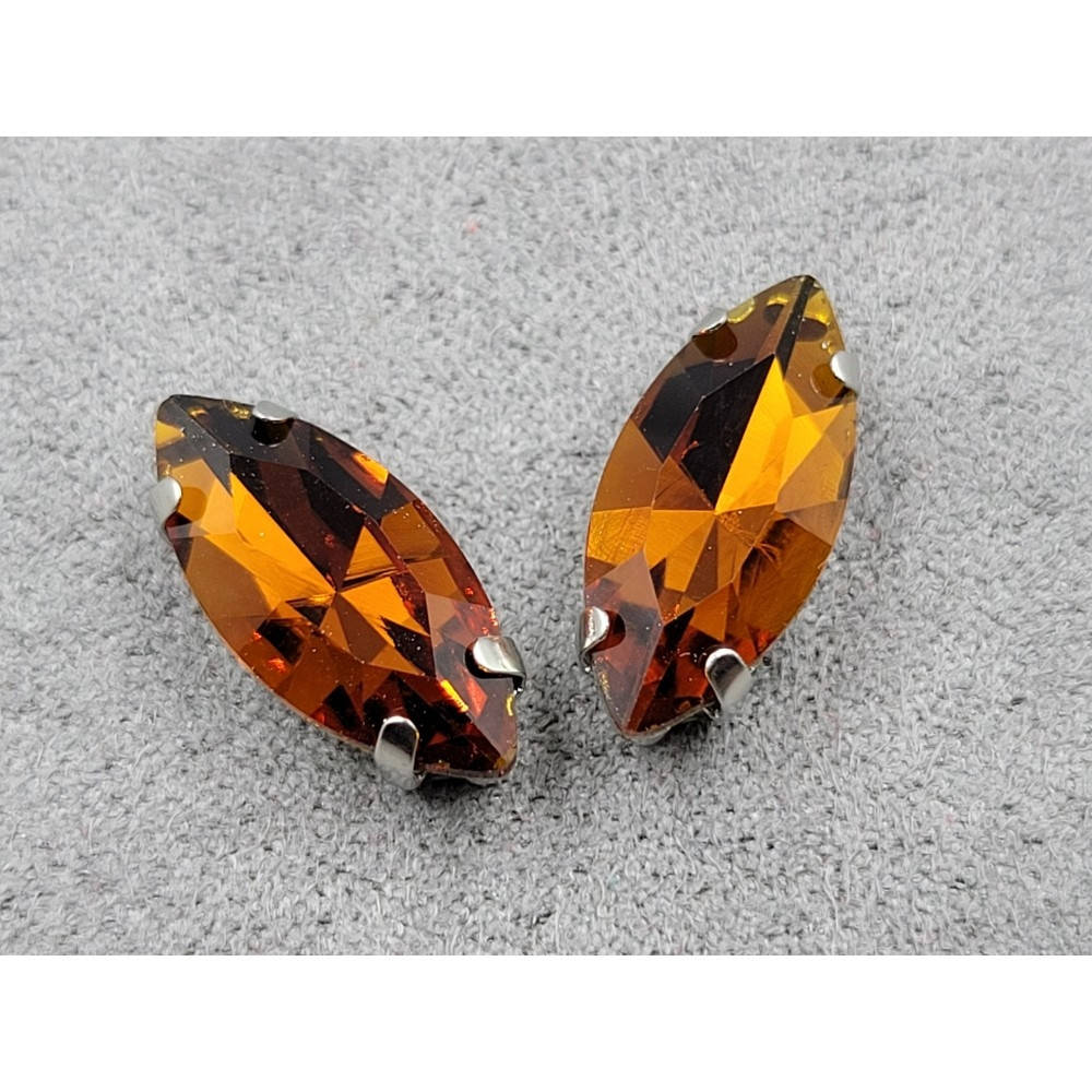 Страз в цапах. Размер 7*15. (стекло ). Цвет - медовый 
Страз в цапах. Размер 7*15. (стекло ). Цвет - медовый