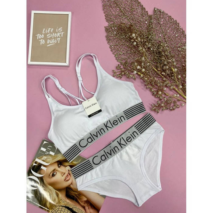 Женский комплект Calvin Klein 2 в 1 - топ + слипы - Белый - размер L ( со съемными чашками)
Женский комплект Calvin Klein 2 в 1 - топ + слипы - Белый - размер L ( со съемными чашками)