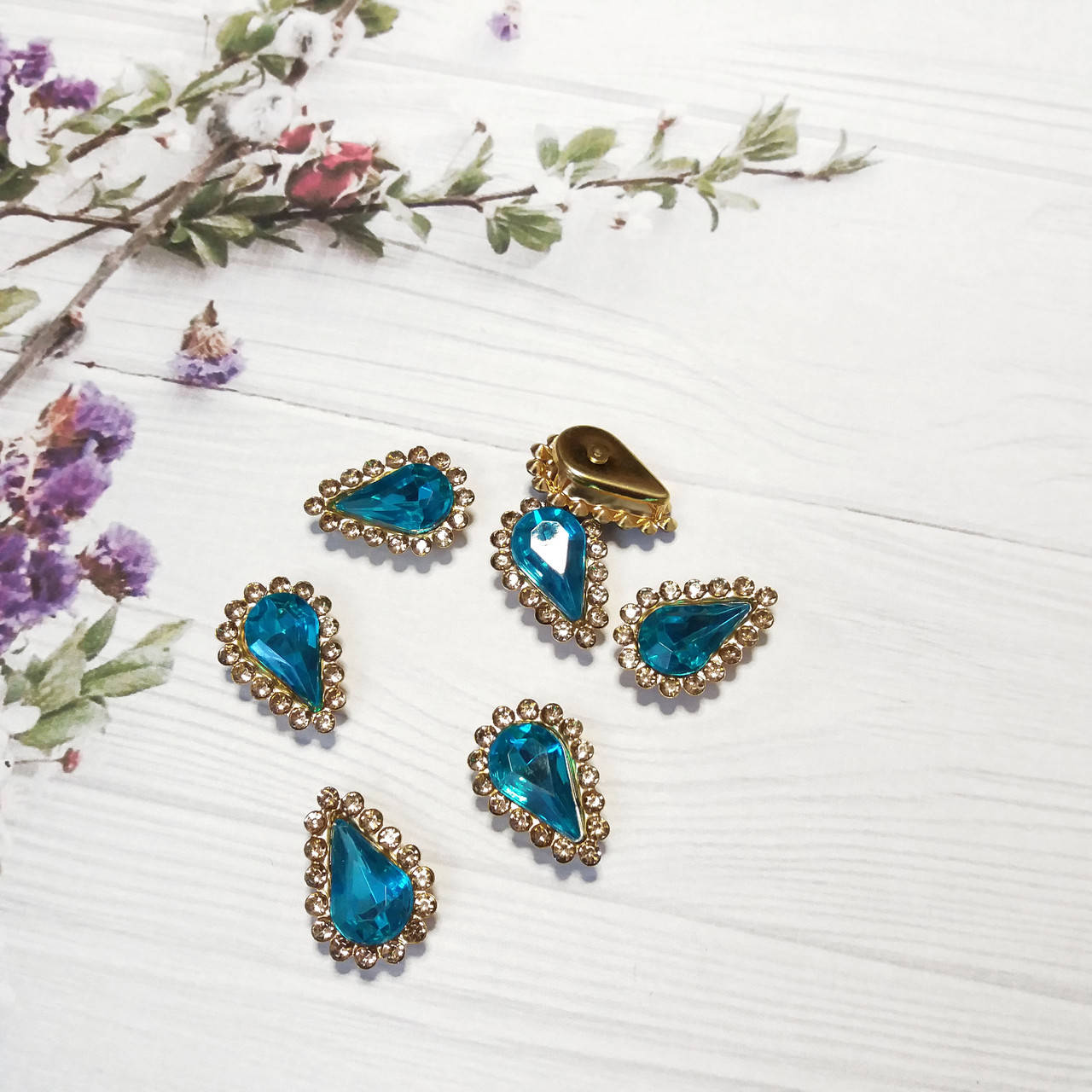 Стаз капля акрил 1,8*1,2 см в металлической пришивной оправе
Стаз капля акрил 1,8*1,2 см в металлической пришивной оправе