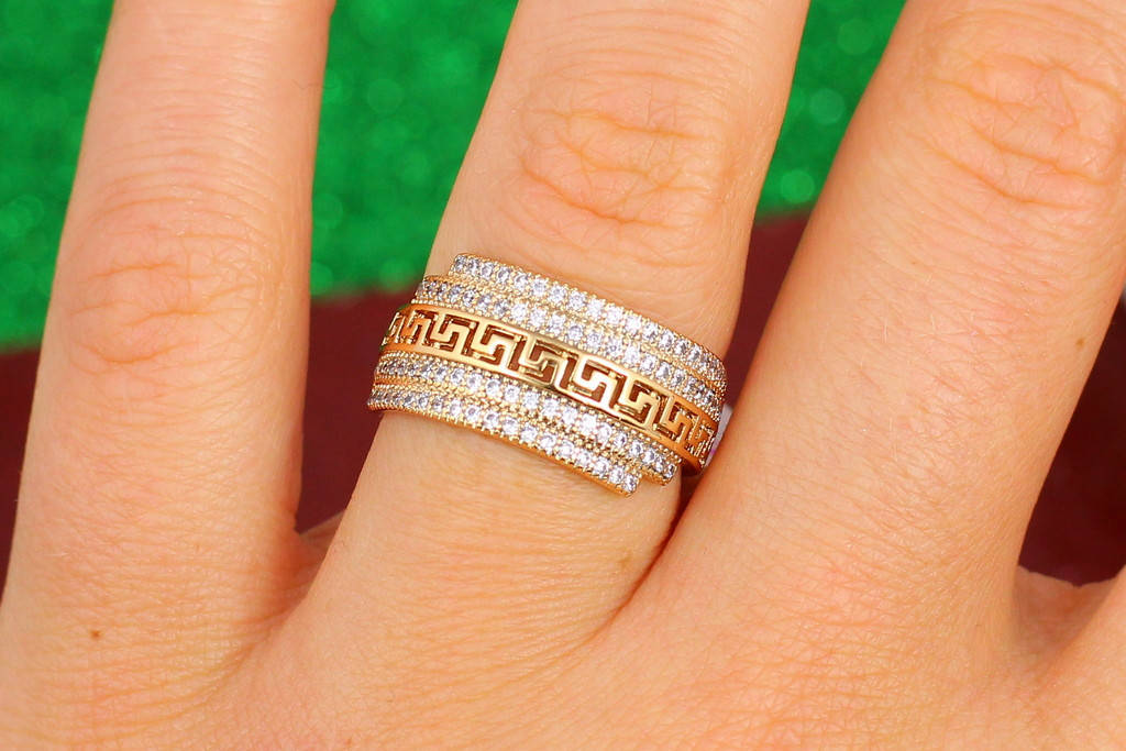 Кольцо Xuping Jewelry греческий узор с двумя дорожками из камней по краям р 19 золотистое
Кольцо Xuping Jewelry греческий узор с двумя дорожками из камней по краям р 19 золотистое
