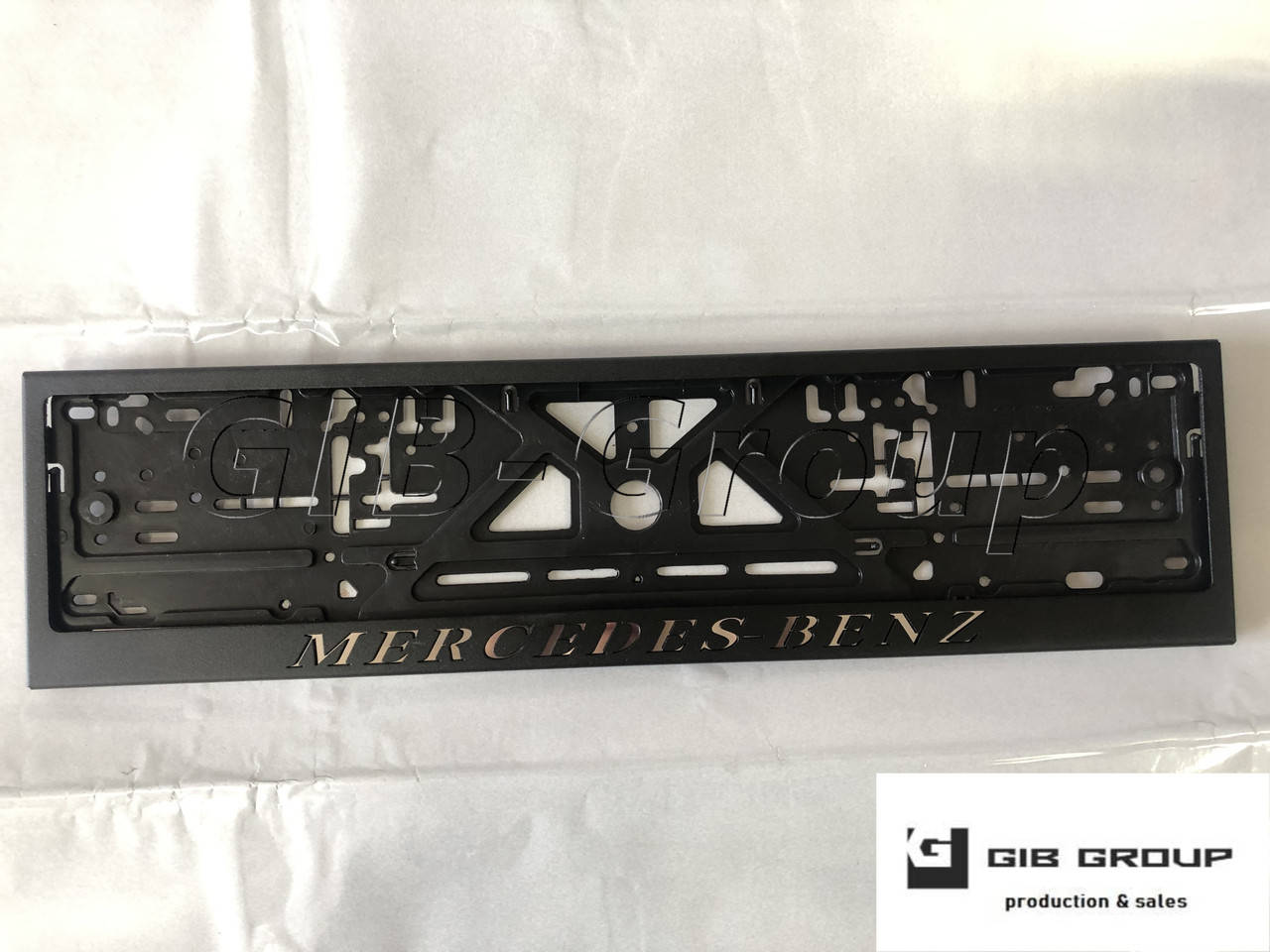 Рамка номерного знака c надписью и логотипом " Mercedes-Benz" черная - надпись: цвета хром.
Рамка номерного знака c надписью и логотипом " Mercedes-Benz" черная - надпись: цвета хром.