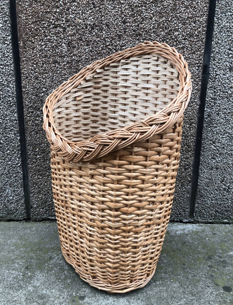 Багетниця. Плетена корзина із лози для багетів.
Багетниця. Плетена корзина із лози для багетів.