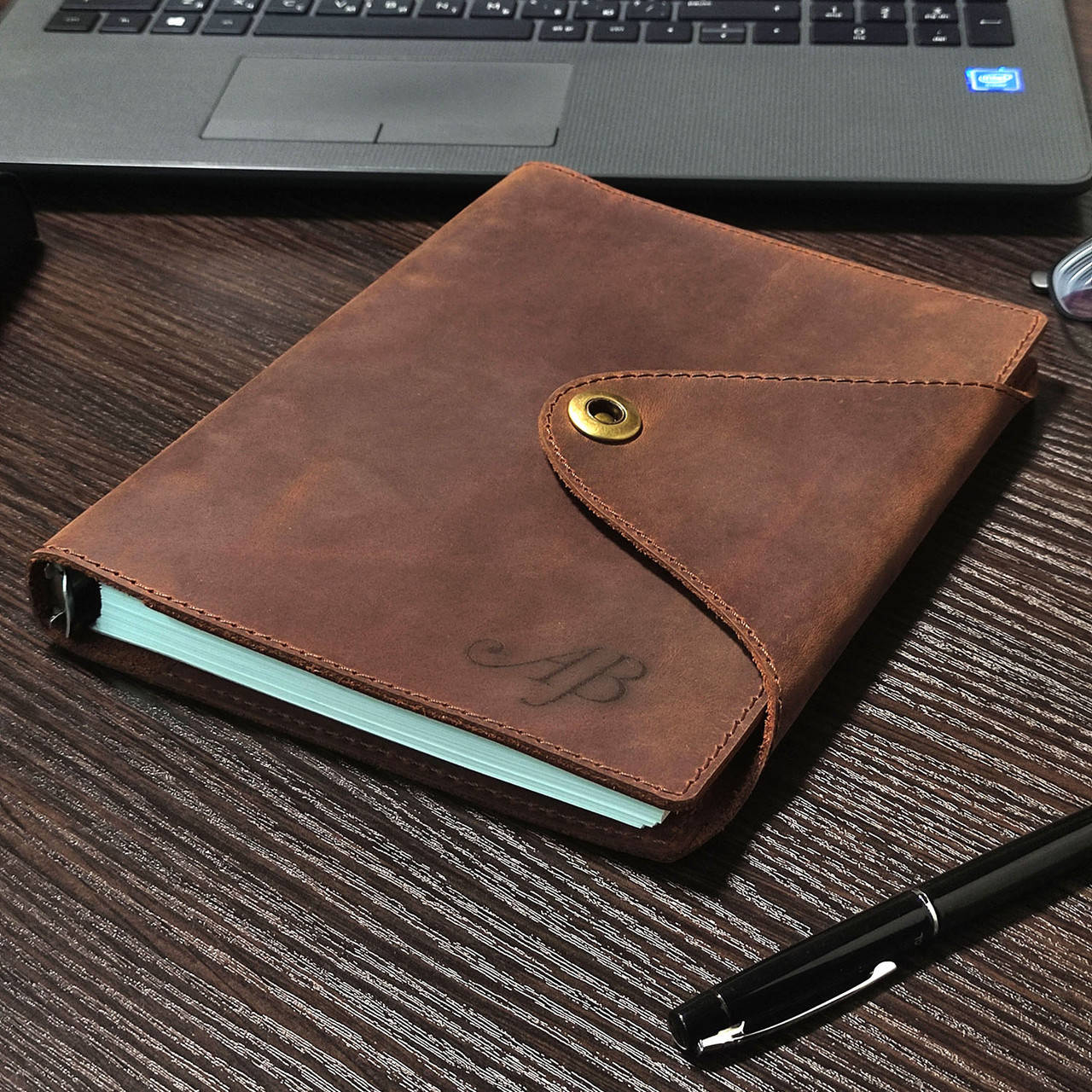 Подарочный кожаный блокнот А5 со сменным блоком бумаги на разжимных кольцах. Лазерная гравировка.
Подарочный кожаный блокнот А5 со сменным блоком бумаги на разжимных кольцах. Лазерная гравировка.