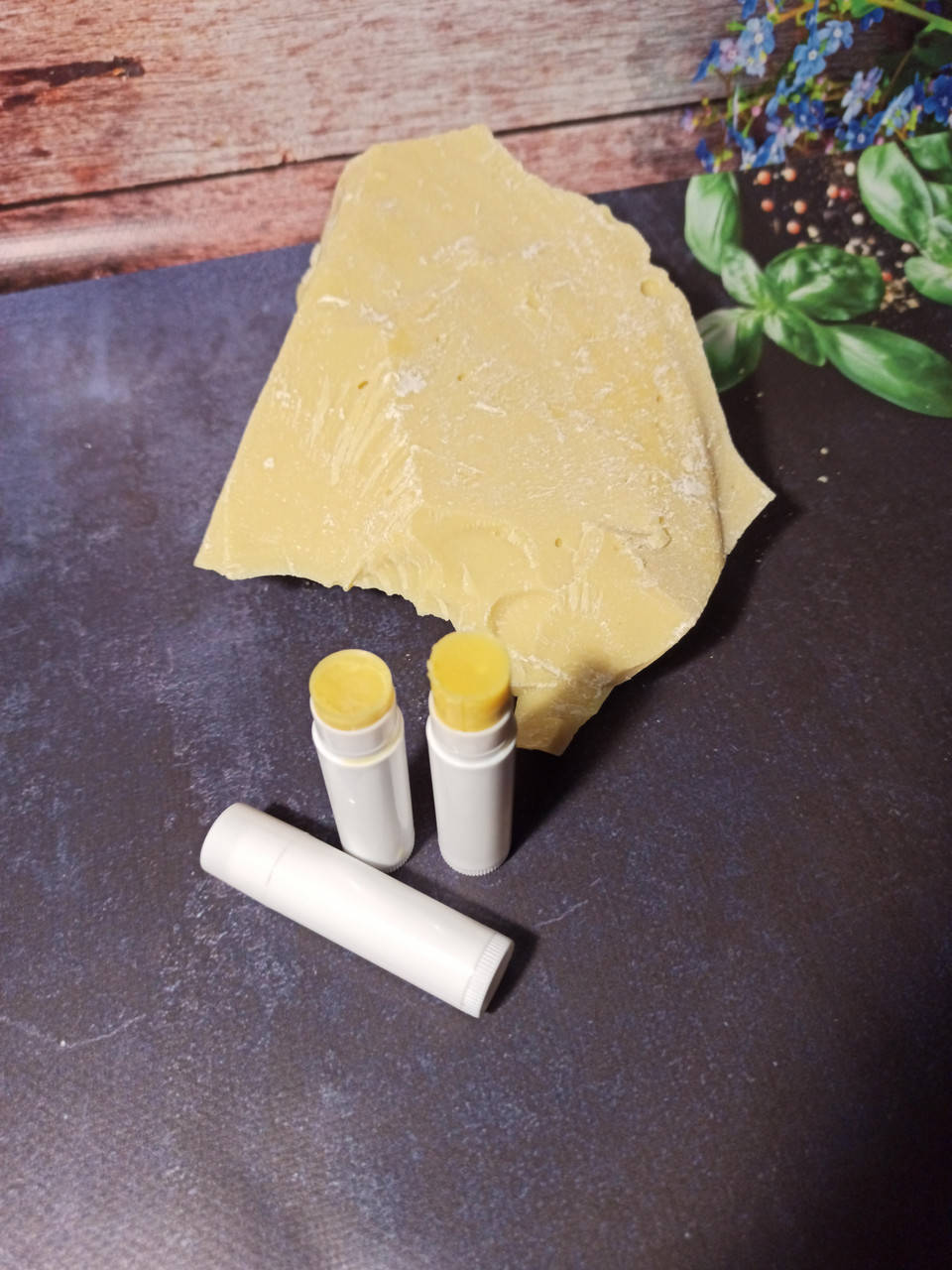 Натуральная восковая гигиеническая помада с маслом какао. Бальзам для губ 
Натуральная восковая гигиеническая помада с маслом какао. Бальзам для губ