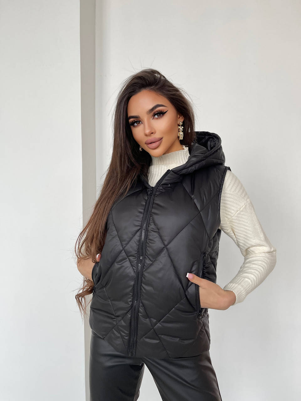 Жилетка женская стеганая с капюшоном 46/48, Черный
Жилетка женская стеганая с капюшоном 46/48, Черный