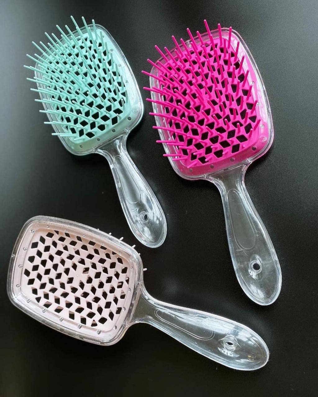 Прозрачная пластиковая расческа с отверстиями