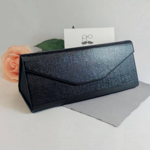 Жесткий чехол-трансформер для солнцезащитных очков черный
Жесткий чехол-трансформер для солнцезащитных очков черный