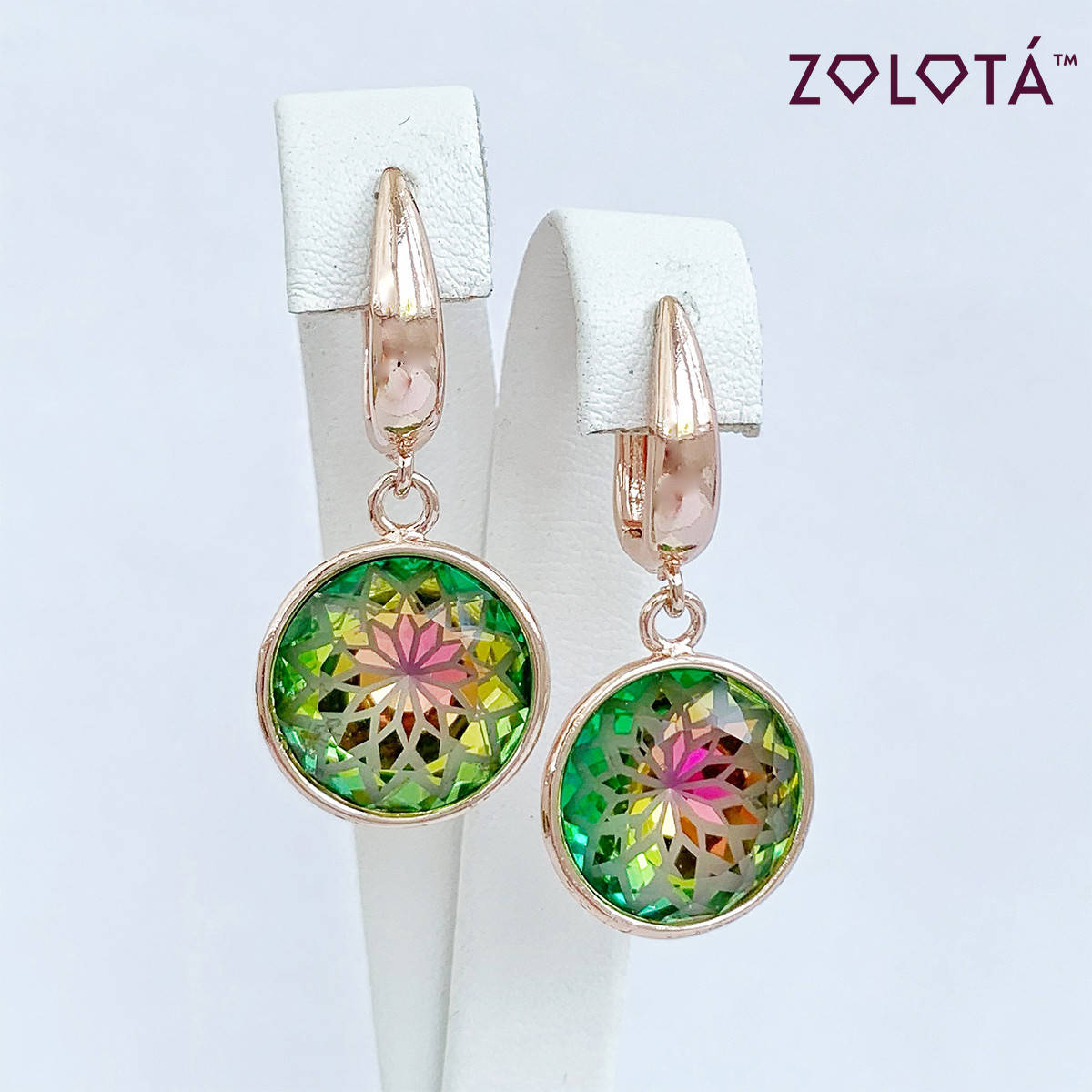 Серьги Zolota, размер 35х17 мм, кристаллы Swarovski зелено-розового цвета с узором, вес 6 г, позолота PO,
Серьги Zolota, размер 35х17 мм, кристаллы Swarovski зелено-розового цвета с узором, вес 6 г, позолота PO,