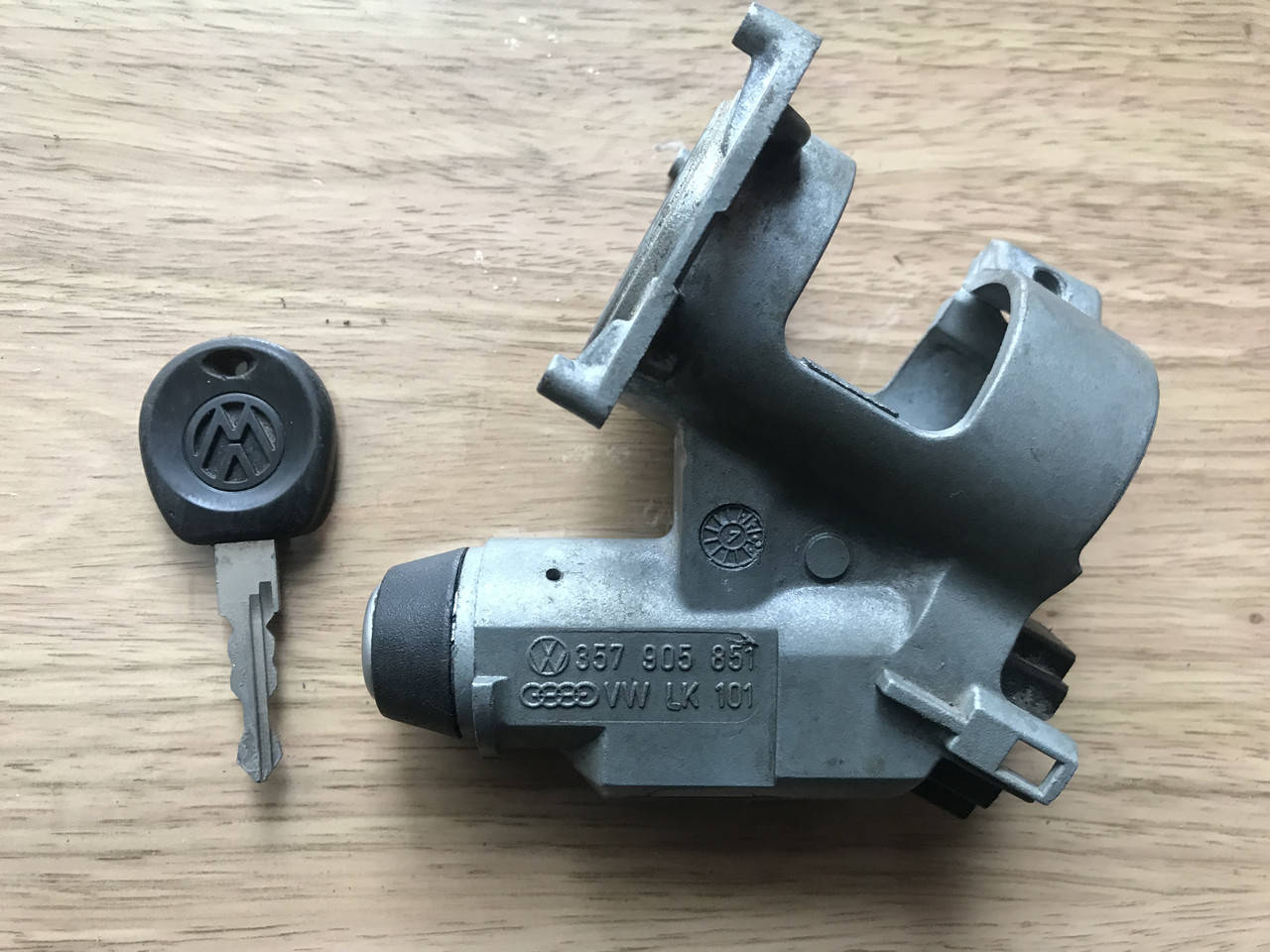 Замок зажигания Volkswagen Golf , Passat , Polo , Jetta , Seat , Audi 357 905 851 ( LK KL0 37 046 )
Замок зажигания Volkswagen Golf , Passat , Polo , Jetta , Seat , Audi 357 905 851 ( LK KL0 37 046 )