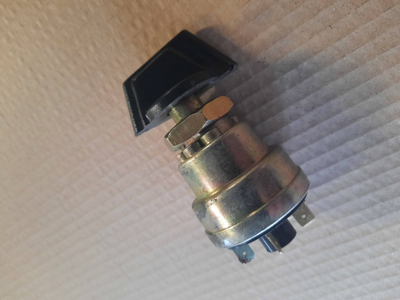 Выключатель управления подъемом платформы КАМАЗ П602. П-602 5511-3710210 
Выключатель управления подъемом платформы КАМАЗ П602. П-602 5511-3710210