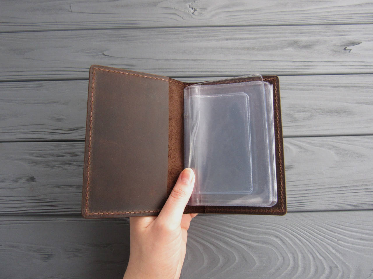 Кожаная обложка на комплект автодокументов с прозрачными вкладышами_шоколад, Коричневый
Кожаная обложка на комплект автодокументов с прозрачными вкладышами_шоколад, Коричневый