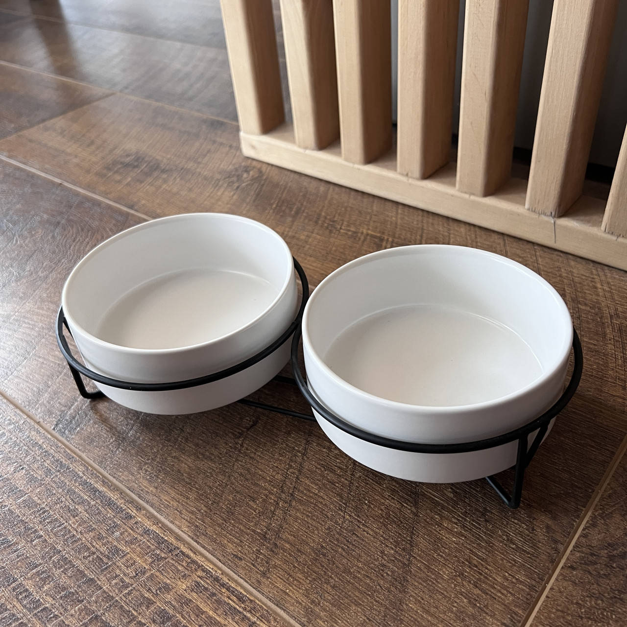 Миска двойная керамическая на металлической подставке для собак и котов. Белая, Белый
Миска двойная керамическая на металлической подставке для собак и котов. Белая, Белый