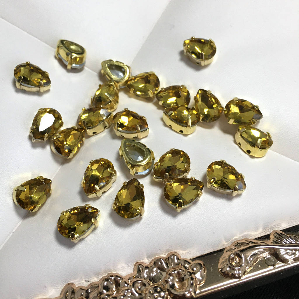 Кристаллы в оправе. Капля 7х10 мм. Желтый (классический). Цвет оправы: золото. Цена за 1 шт. 
Кристаллы в оправе. Капля 7х10 мм. Желтый (классический). Цвет оправы: золото. Цена за 1 шт.