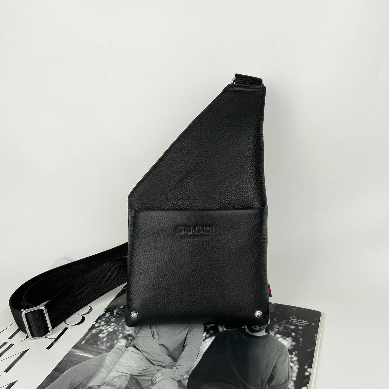 Мужская кожаная нагрудная сумка слинг через плечо Gucci Гуччи, Черный 
Мужская кожаная нагрудная сумка слинг через плечо Gucci Гуччи, Черный
