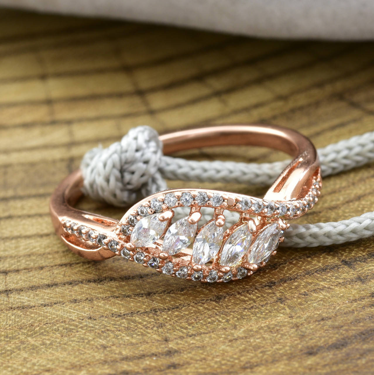 Кольцо 13979расп20 темный (залитый) камень размер 20 ширина 8 мм вес 2 г белые фианиты позолота РО
Кольцо 13979расп20 темный (залитый) камень размер 20 ширина 8 мм вес 2 г белые фианиты позолота РО