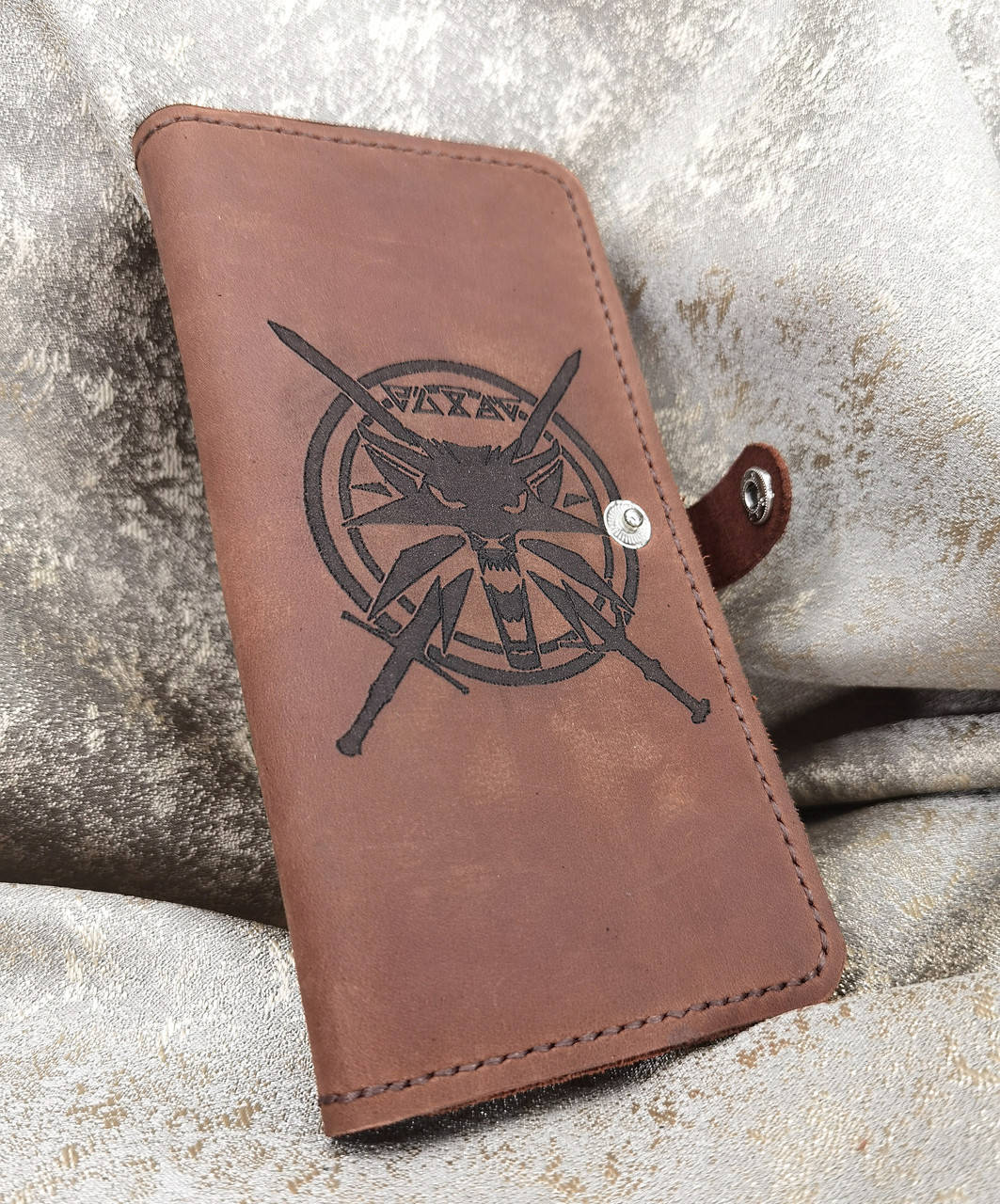Гаманець-клатч Darius з натуральної шкіри з символом The Witcher (Вовк) колір "Конья́к", Коричневый
Гаманець-клатч Darius з натуральної шкіри з символом The Witcher (Вовк) колір "Конья́к", Коричневый