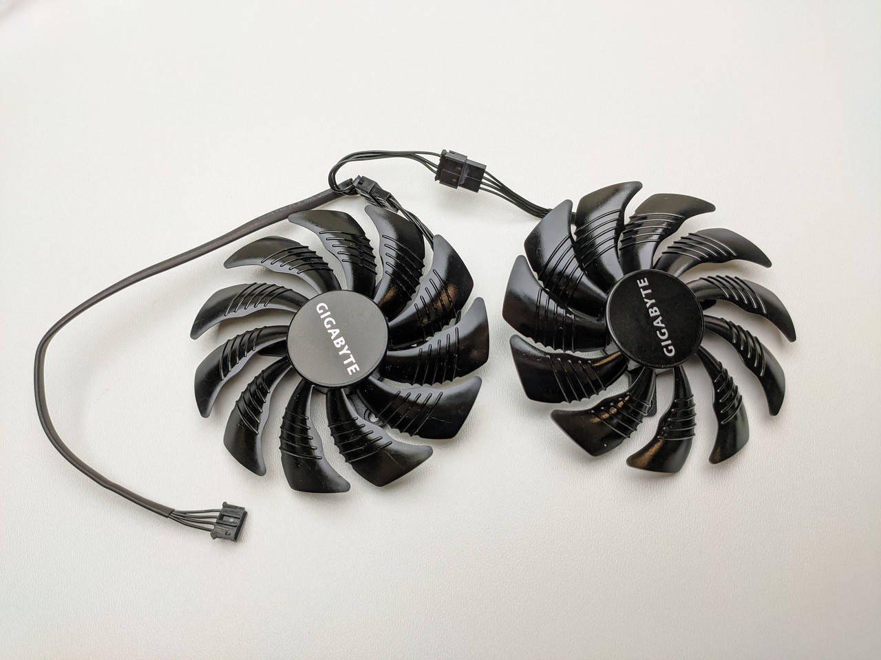 Кулер для видеокарты, комплект 2*87 мм Gigabyte Everflow T129215SU крепление 40*40*40 мм 4 pin новый
Кулер для видеокарты, комплект 2*87 мм Gigabyte Everflow T129215SU крепление 40*40*40 мм 4 pin новый