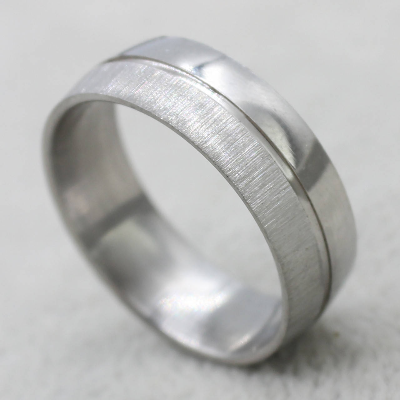 Кольцо серебристое из ювелирной медицинской стали от Stainless Steel марка 316L ширина 7 мм сталь
Кольцо серебристое из ювелирной медицинской стали от Stainless Steel марка 316L ширина 7 мм сталь