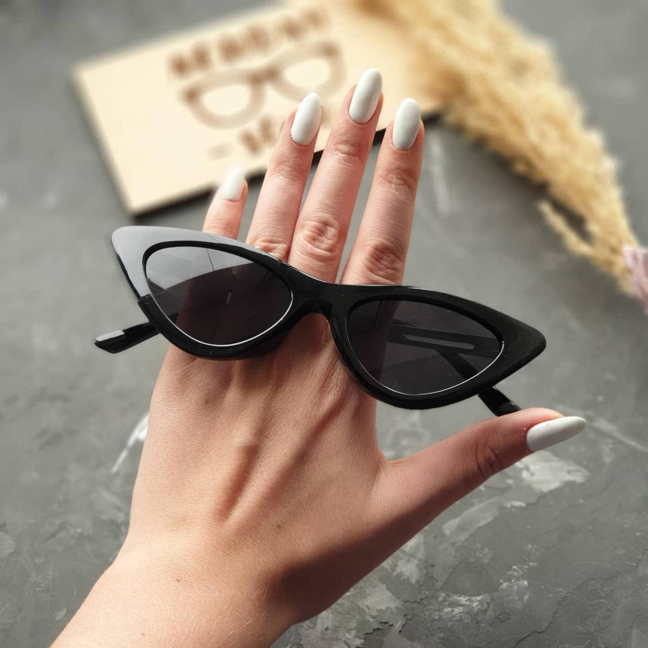 Солнцезащитные очки лисички в черной оправе 
Солнцезащитные очки лисички в черной оправе