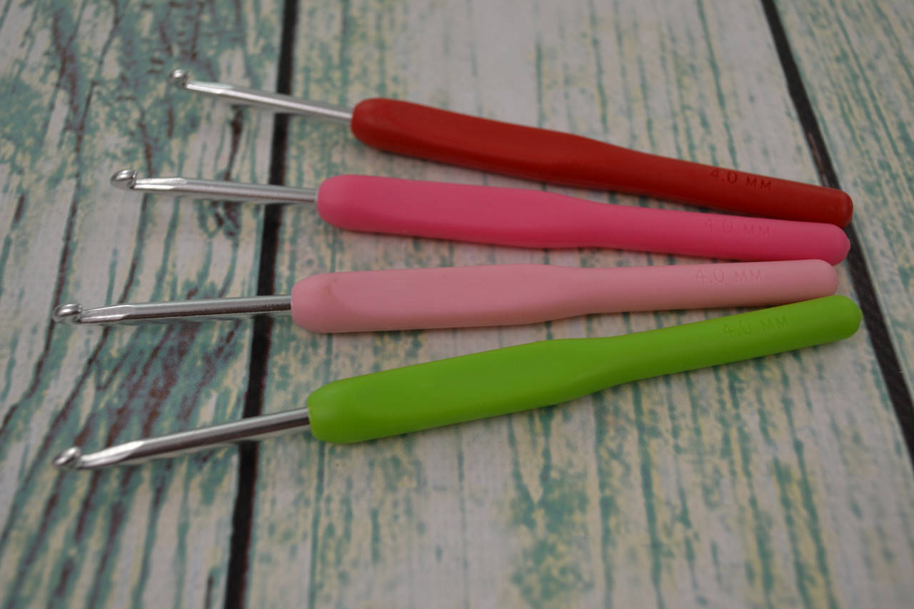 Крючок для вязания металлический с каучуковой ручкой №4,0
Крючок для вязания металлический с каучуковой ручкой №4,0