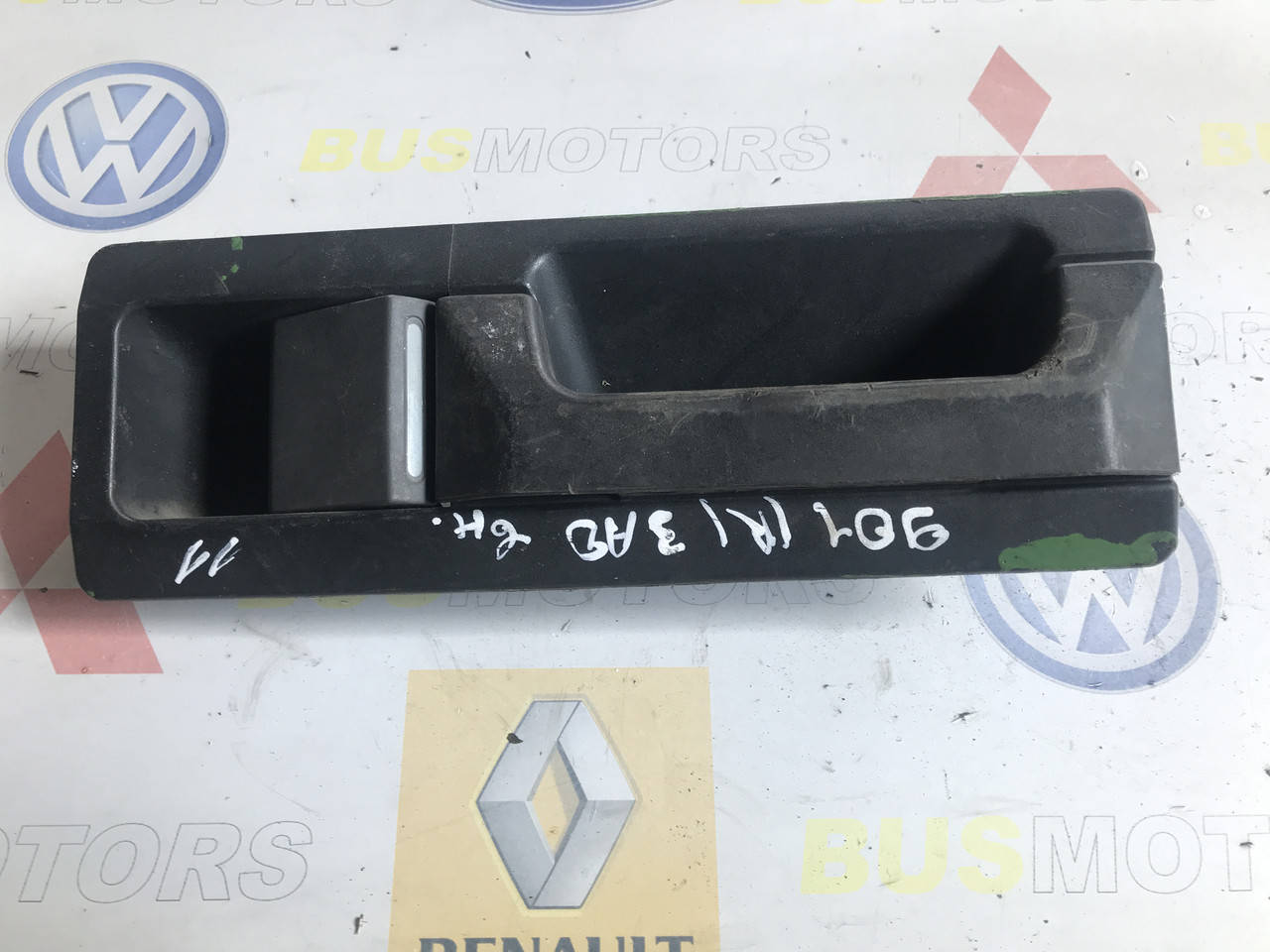 Ручка двери задней распашной внутренняя правая Mercedes Sprinter 1995-2006 9017600361
Ручка двери задней распашной внутренняя правая Mercedes Sprinter 1995-2006 9017600361