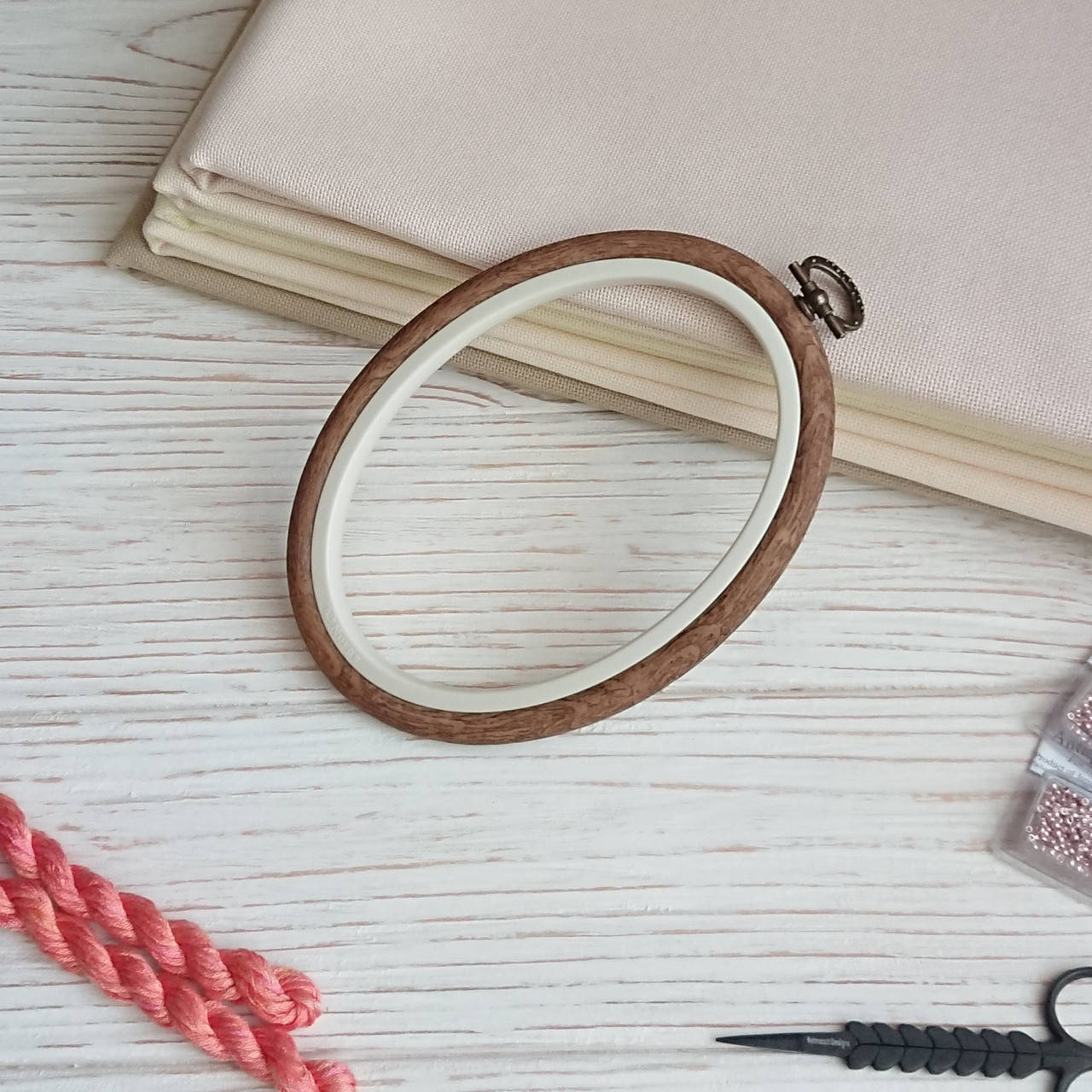 Пяльцы-рамка овальные с подвесом высота 8 мм Nurge 230 110*135
Пяльцы-рамка овальные с подвесом высота 8 мм Nurge 230 110*135