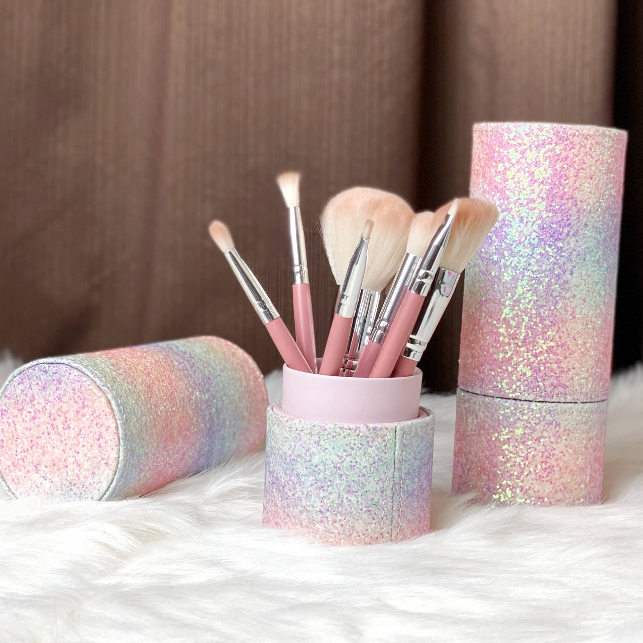 Набор кистей для макияжа в мерцающем тубусе Ruby Face (8 шт)
Набор кистей для макияжа в мерцающем тубусе Ruby Face (8 шт)