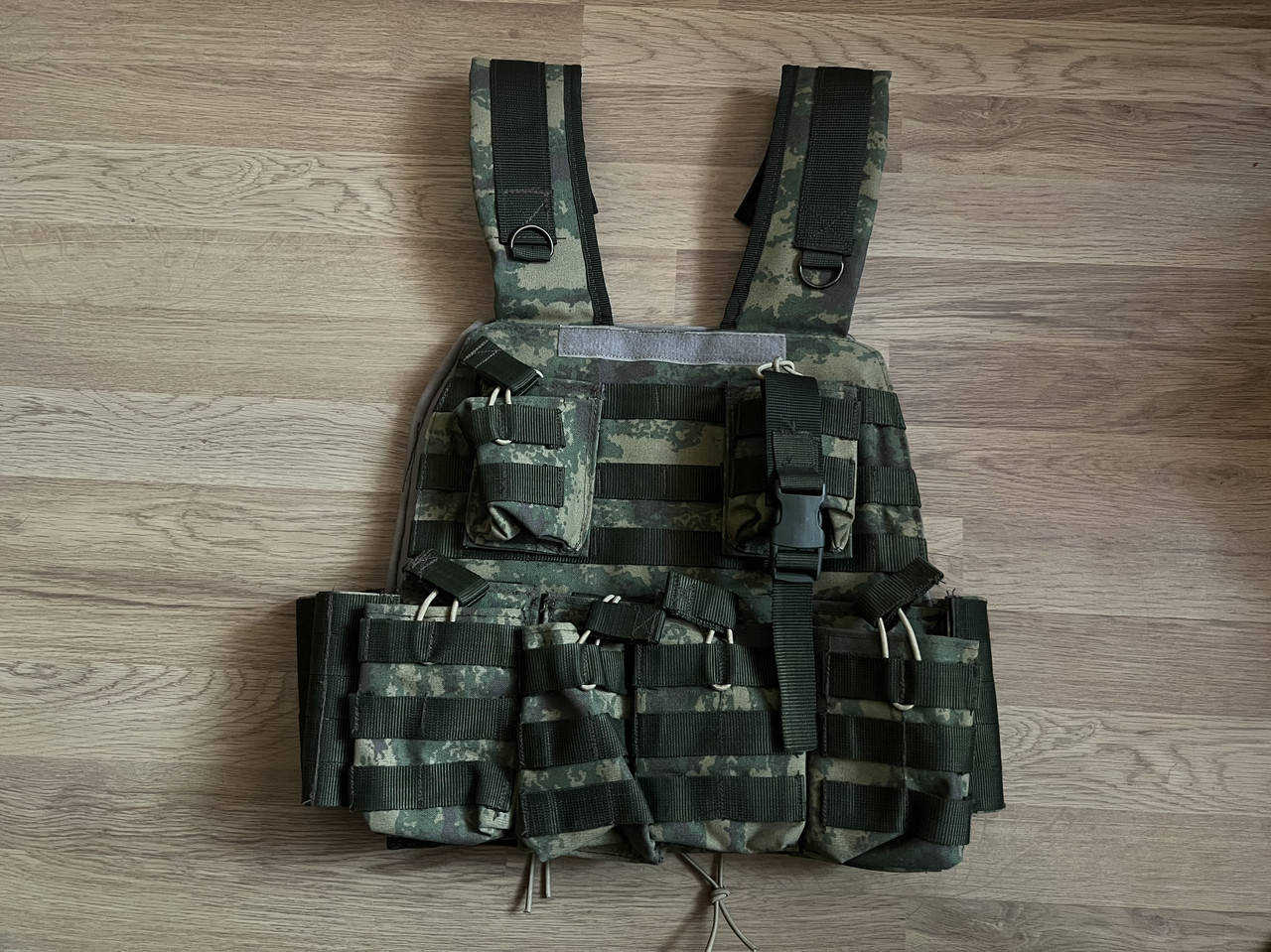 Плитоноска мультикам со съемными подсумками 
Плитоноска мультикам со съемными подсумками