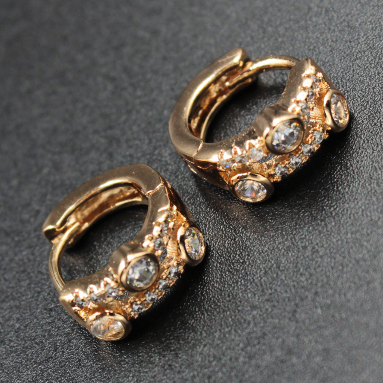 Серьги женские золотистого цвета Xuping Jewelry застежка-кольцо с инкрустироваными камнями 24K
Серьги женские золотистого цвета Xuping Jewelry застежка-кольцо с инкрустироваными камнями 24K