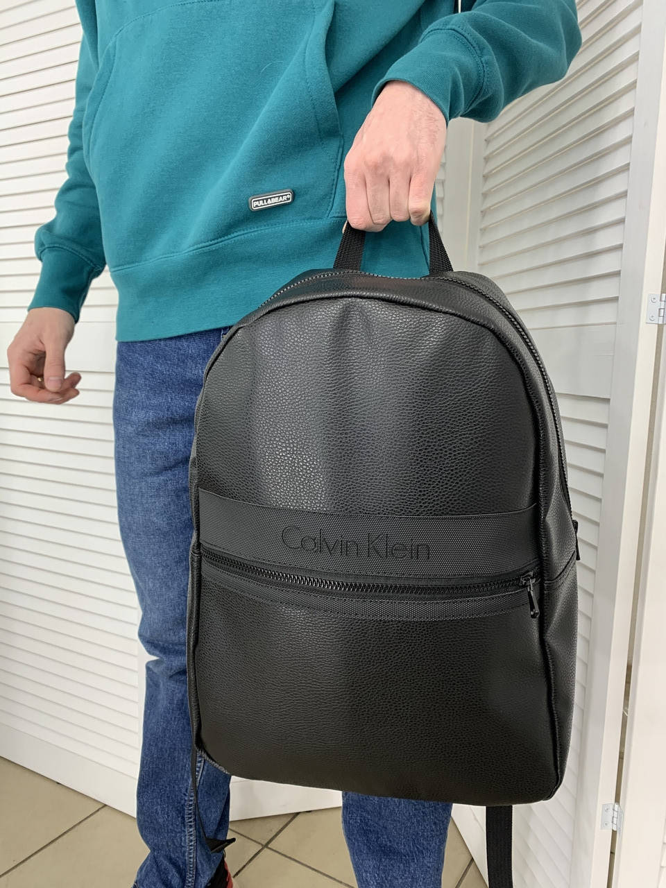 Мужской кожаный рюкзак Calvin Klein городской из зернистой кожи классический черный | Портфель Кельвин Кляйн
Мужской кожаный рюкзак Calvin Klein городской из зернистой кожи классический черный | Портфель Кельвин Кляйн