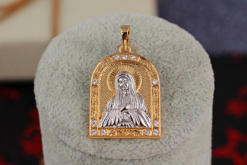 Ладанка Xuping Jewelry в форме арки с камнями пресвятая Богородица 2,5 см комбинированная
Ладанка Xuping Jewelry в форме арки с камнями пресвятая Богородица 2,5 см комбинированная