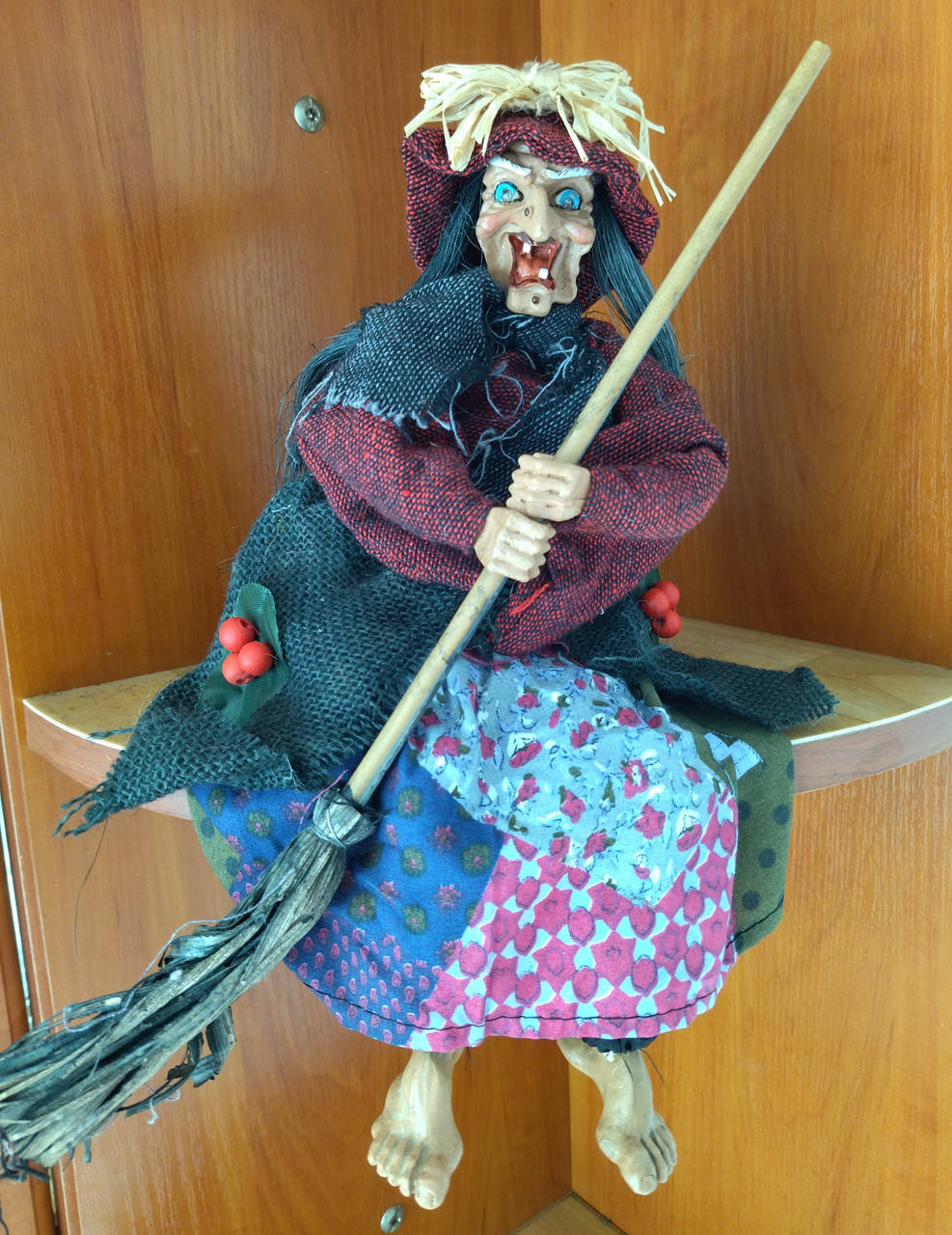 Баба Яга сувенирная (смеётся, светятся глаза), Разные цвета
Баба Яга сувенирная (смеётся, светятся глаза), Разные цвета