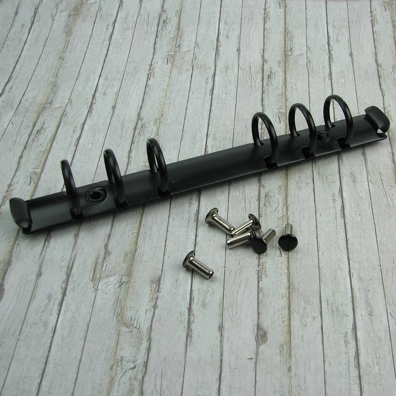 Кольцевой механизм для блокнота А5 черный на 6 колец 216*25мм с креплением заклепки (KMX011)
Кольцевой механизм для блокнота А5 черный на 6 колец 216*25мм с креплением заклепки (KMX011)