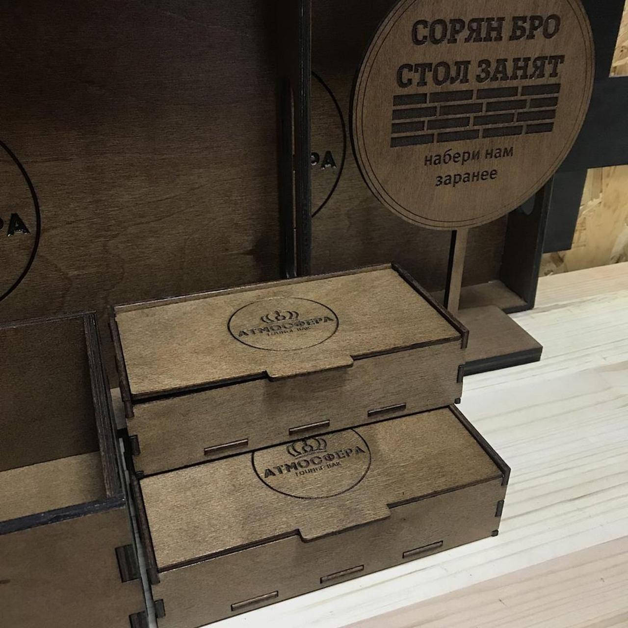 Счетница с откидной крышкой и гравировкой логотипа 19х9х4см 
Счетница с откидной крышкой и гравировкой логотипа 19х9х4см