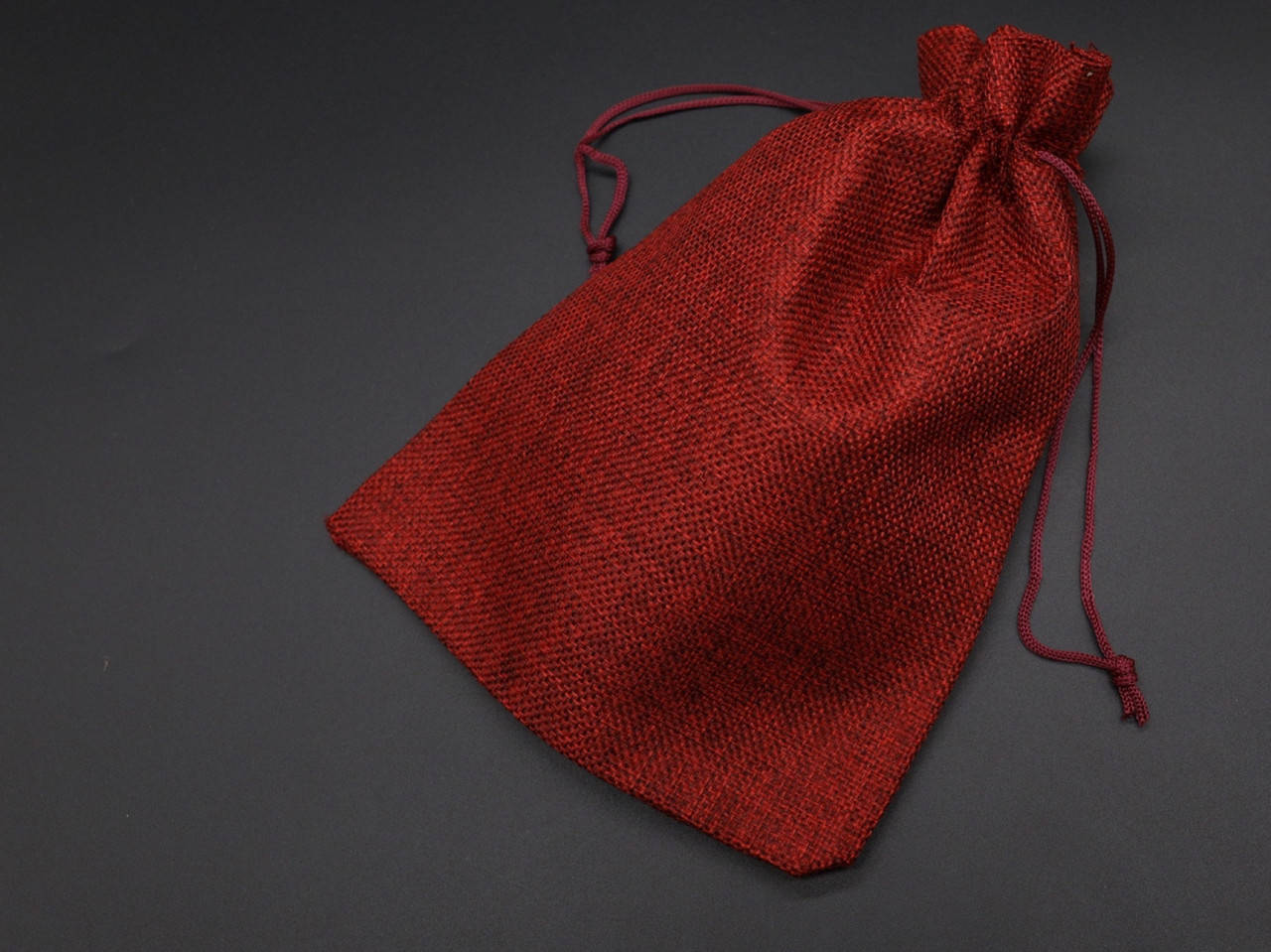 Подарочный мешочек из мешковины на затяжках. Цвет бордо. 17х23см
Подарочный мешочек из мешковины на затяжках. Цвет бордо. 17х23см