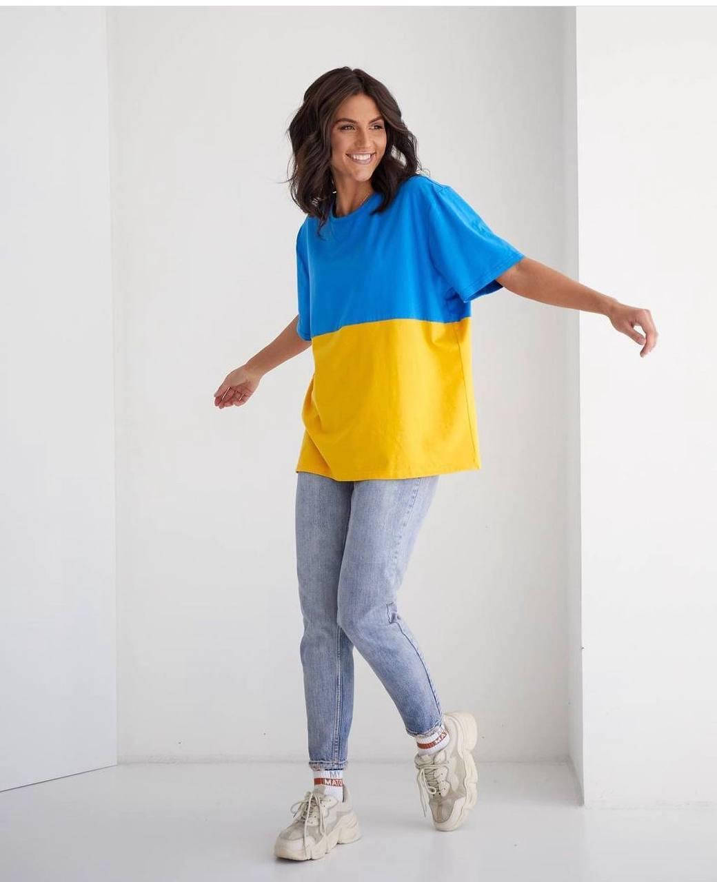 ФУТБОЛКА МИ З УКРАЇНИ женские патриотические Размер (Батал) : 48-50, 52-54, Голубой 
ФУТБОЛКА МИ З УКРАЇНИ женские патриотические Размер (Батал) : 48-50, 52-54, Голубой
