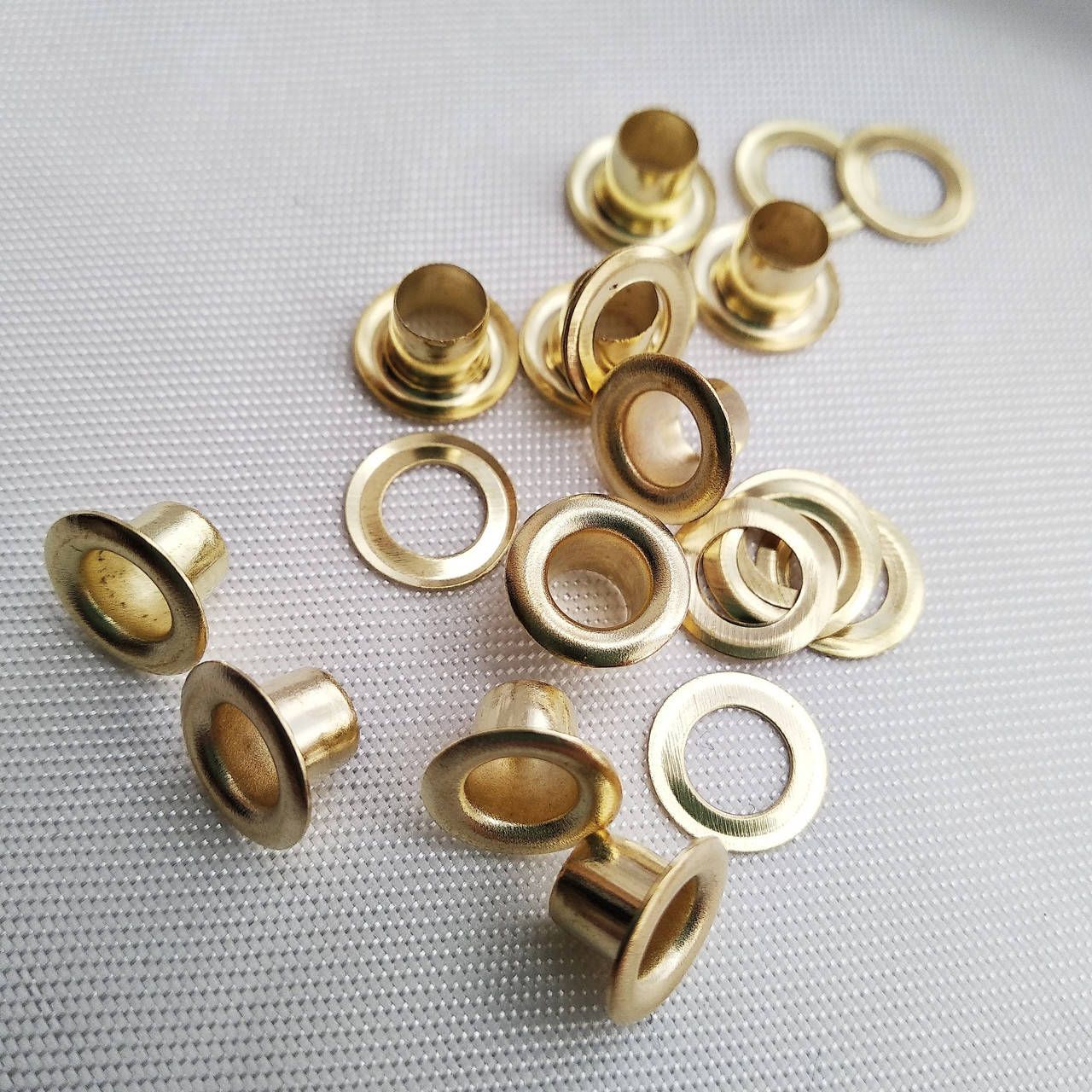 Люверси 4 мм золото
Люверси 4 мм золото