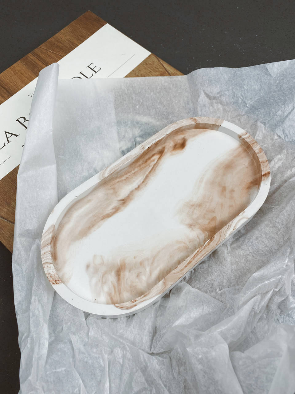 Подставка из органического гипса в технике "Marble" под украшения, свечи или растения. Бежевый.
Подставка из органического гипса в технике "Marble" под украшения, свечи или растения. Бежевый.